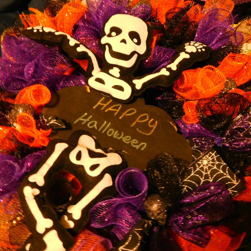 SKELETON HALLOWEEN WREATH